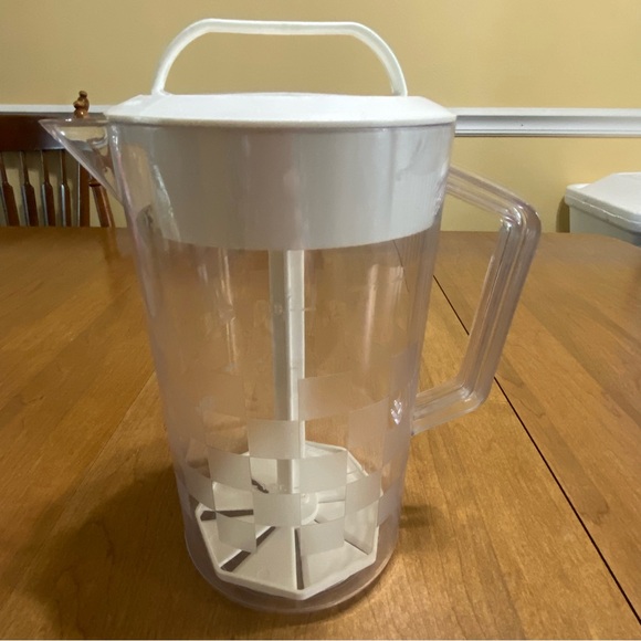 Pampered Chef half gallons/2 quart quick pitcher - Picture 3 of 7